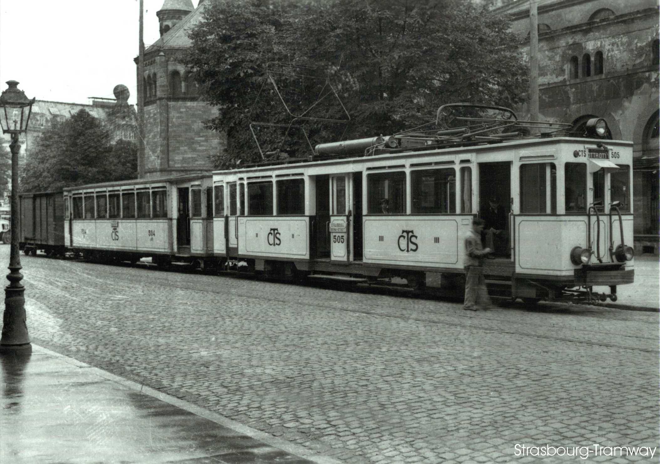 Automotrice n°505, en état d'origine devant l'ancienne gare de Strasbourg et à destination d'Ottrott (vers 1939).